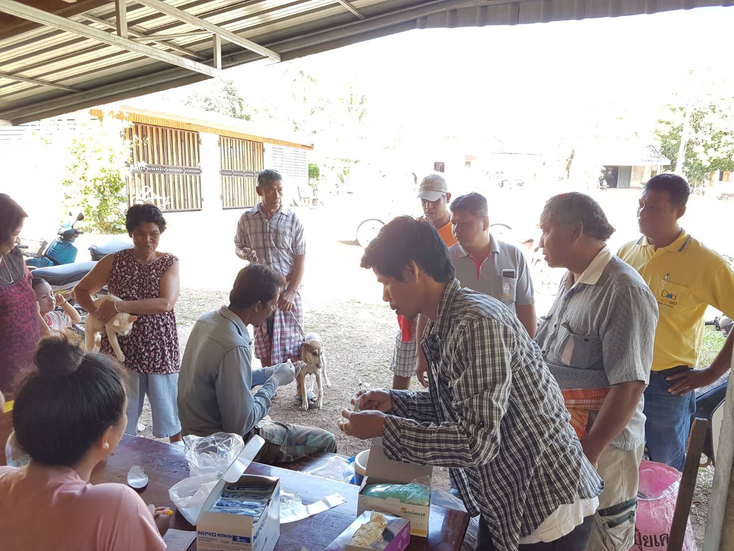 ภาพกิจกรรมการฉีดวัคซีน ตามโครงการสัตว์ปลอดโรค คนปลอดภัย จากโรคพิษสุนัขบ้าตามแนวปณิธาน ศาสตราจารย์ ดร.พระเจ้าลูกเธอเจ้าฟ้าจุฬาภรณวลัยลักษณ์ อัครราชกุมารี ประจำปี 2562